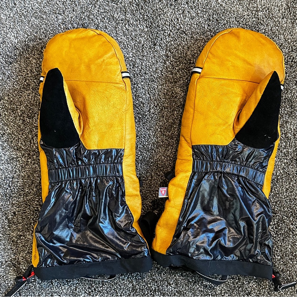 Mountain Hardware snow sport mittens with gauntlets